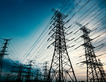 Postes de alta tensão em distribuidora de energia