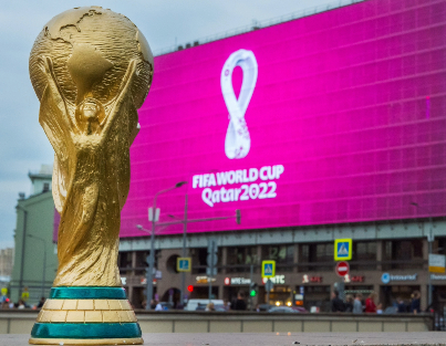 Troféu da Copa do Qatar em frente a um telão