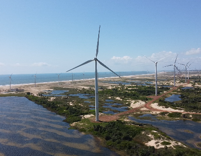 Turbina eólica em meio a um parque eólico